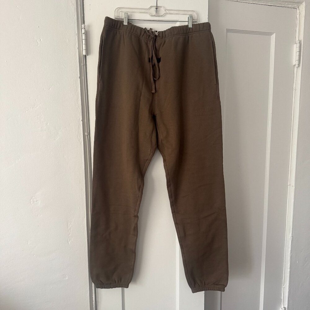 FEAR OF GOD ESSENTIAL Drawstring Sweatpants in Brown - Picture 5 of 5